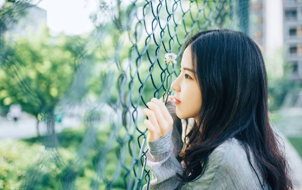 就这么望著吧，直到把浮世望成眼睫上的尘埃。如果，子夜想醉，有什么比叹息更畅怀的?子夜想歌，有什么比忘川之水更能断愁?——三毛